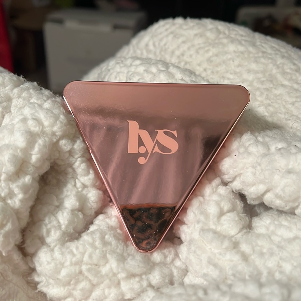 Lys eyeshadow palette empowered